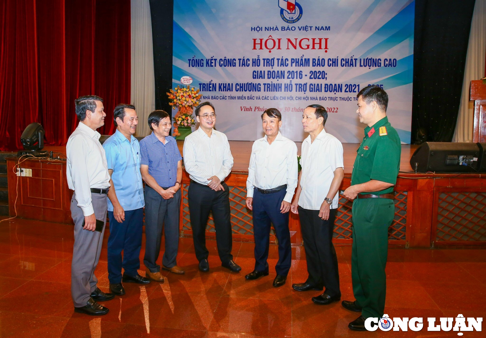 Nhà báo Nguyễn Đức Lợi, Phó Chủ tịch Thường trực Hội Nhà báo Việt Nam trao đổi với các đại biểu tại hội nghị tổng kết công tác hỗ trợ tác phẩm báo chí chất lượng cao giai đoạn 2016-2020.